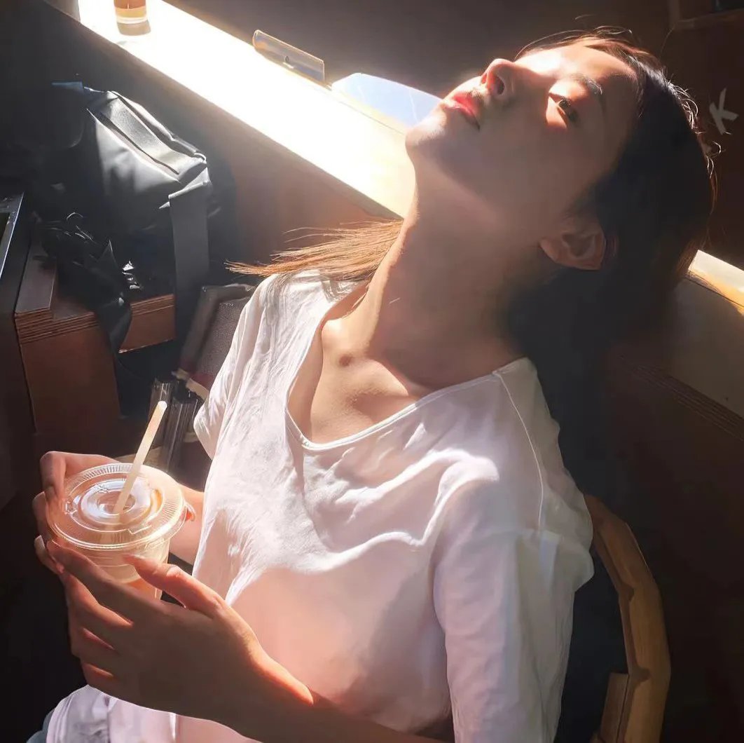 黑影窥窗